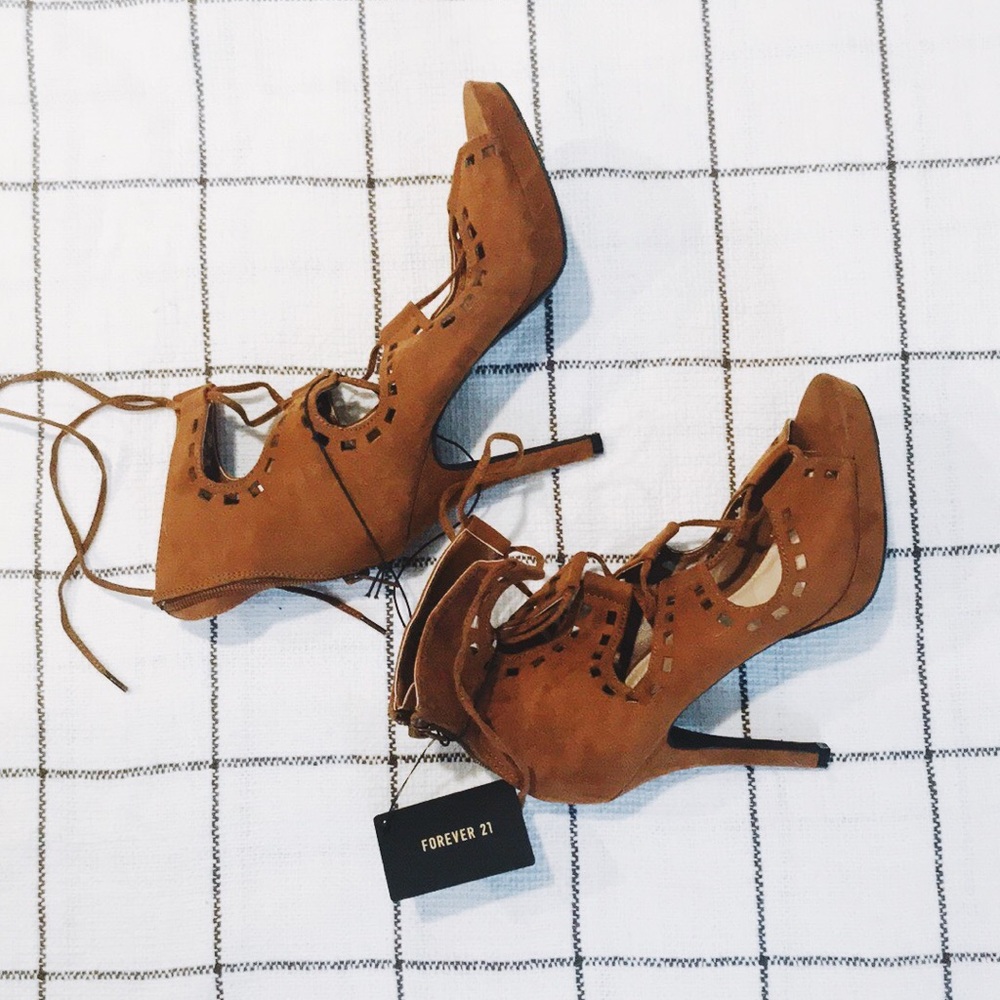 💗SALE💗 New F21 Lace Up Cut Out Pumps - Picture 4 of 4